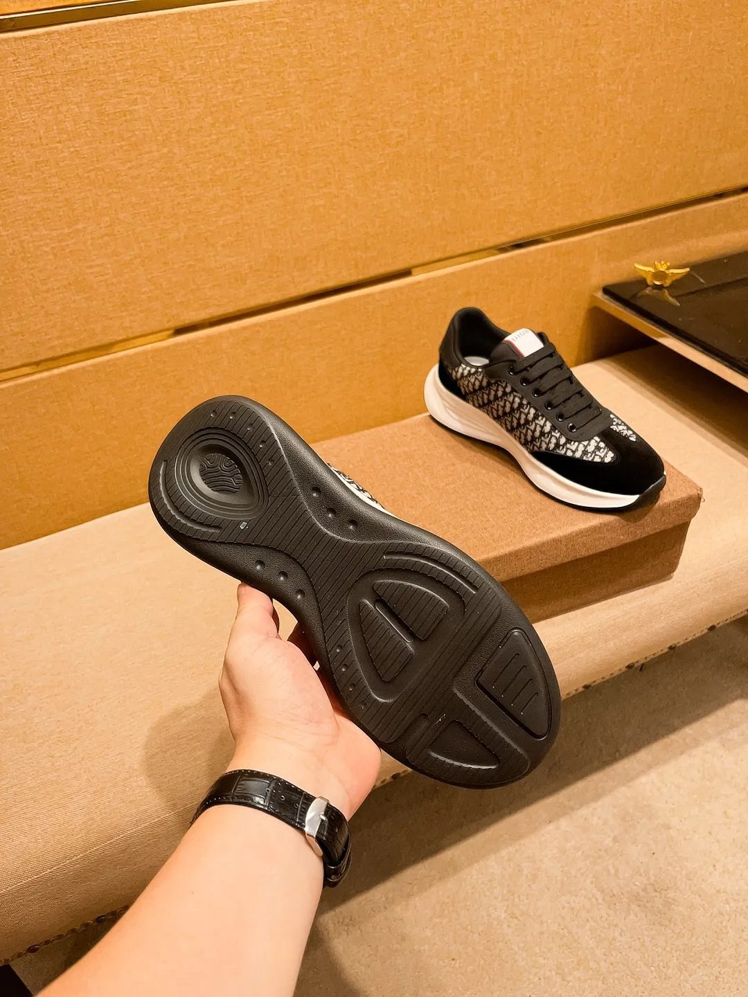 Men's shoes💰 440💰🔥 [Dior] Men's high-end brand of shoes official website 1:1 latest masterpiece: the upper is made of imported first-layer cowhide from Italy, comfortable and breathable lining ➕original non-slip and wear-resistant outsole🔥, making walking more convenient and comfortable! An exclusive new model, a stunning work, a beautiful 1:1 replica [color] compared to the official quality! Create a fashionable personality to set off your uniqueness! A must-have for trendy men! Classic 🔥Size: 39-44 Color: 🔥Multiple colors available